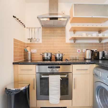Stylish Apartment With Private Parking 카디프 외부 사진