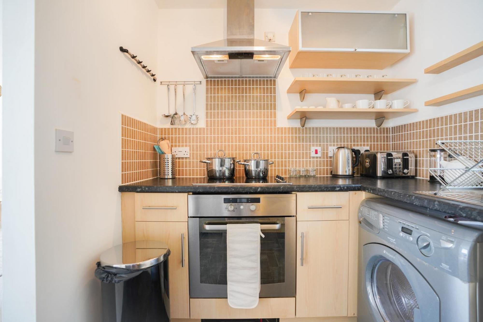 Stylish Apartment With Private Parking 카디프 외부 사진