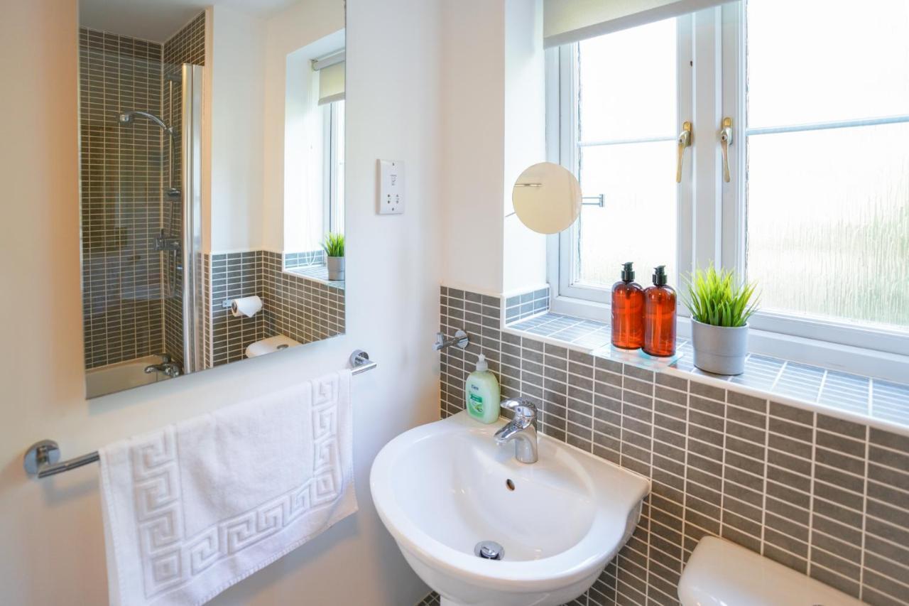 Stylish Apartment With Private Parking 카디프 외부 사진